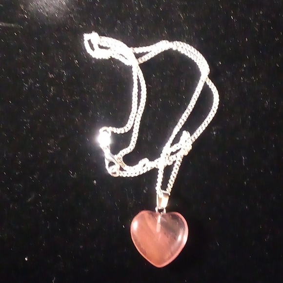 đź’ť2/$20đź’ť NIP - Cherry Quartz Heart Shape Pendant Necklace - Picture 1 of 5